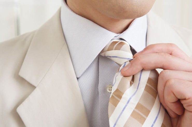 ネクタイを住める男性