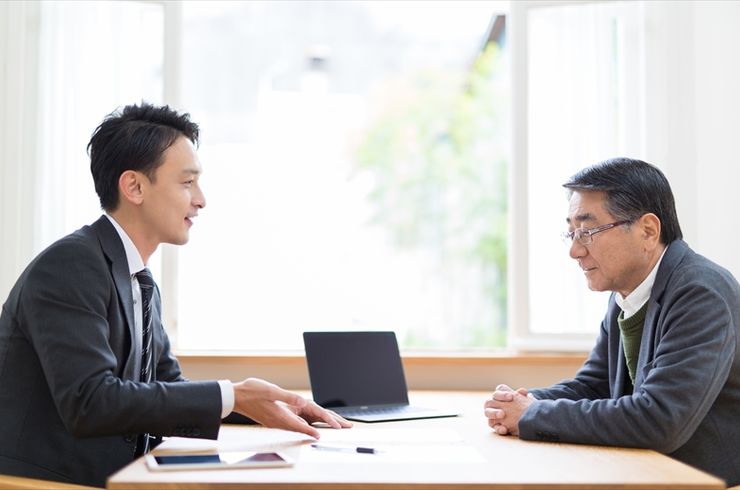 電話してる男性