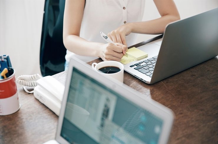 メモを取る女性